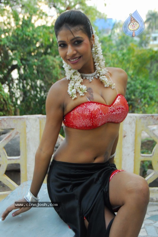 Kruthika Gupta Spicy Stills - 73 / 75 photos