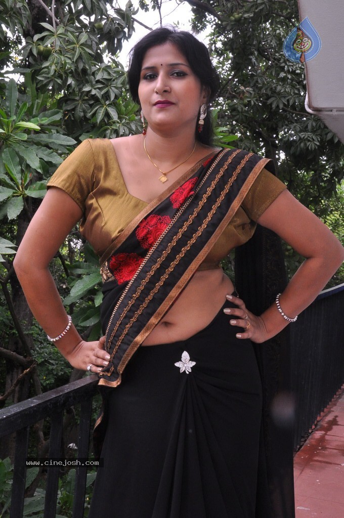 Kushbu Hot Stills - 13 / 58 photos