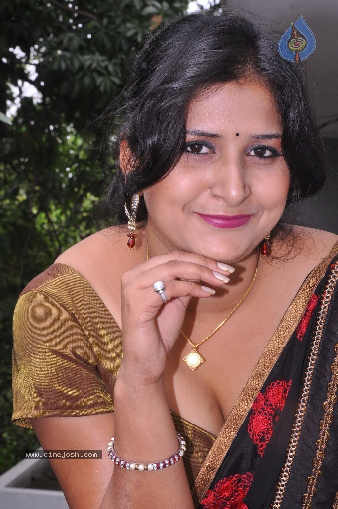 Kushbu Hot Stills - 32 / 58 photos