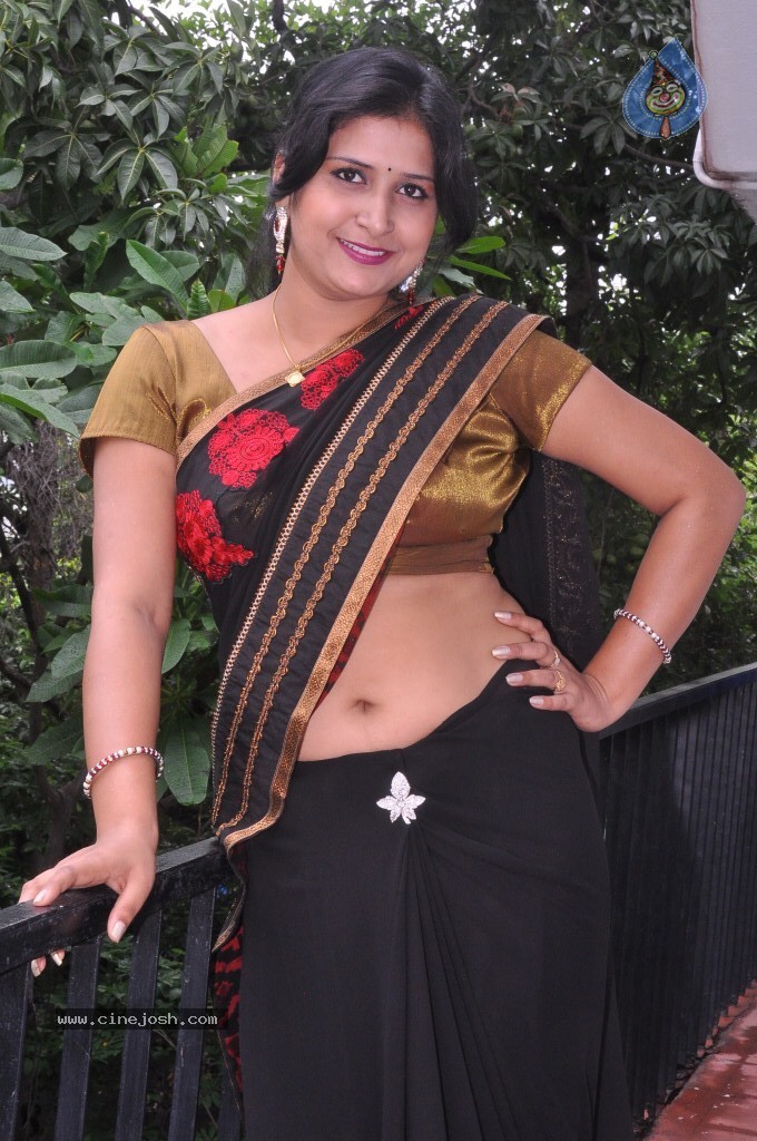 Kushbu Hot Stills - 53 / 58 photos