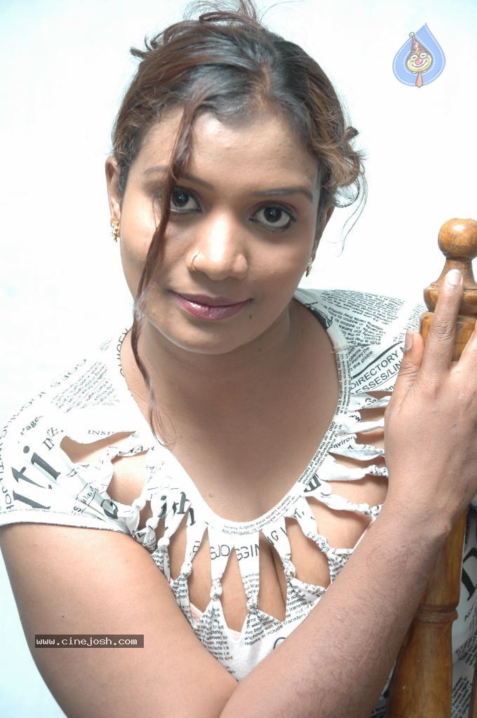 Mallika Stills - 42 / 58 photos