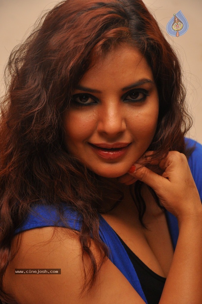 Mansi Hot Stills - 71 / 150 photos