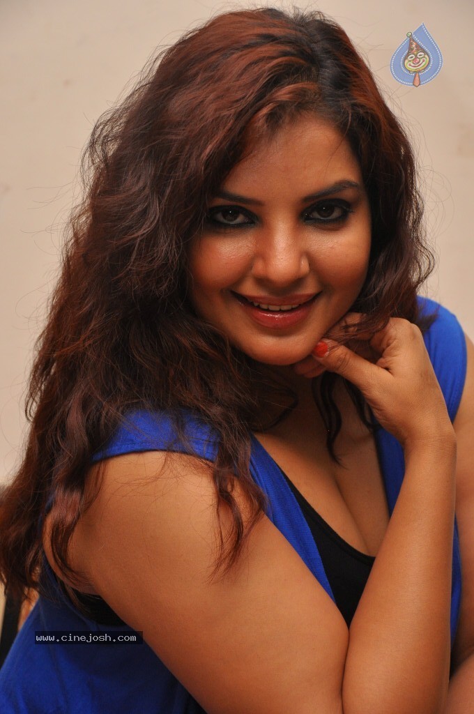 Mansi Hot Stills - 104 / 150 photos