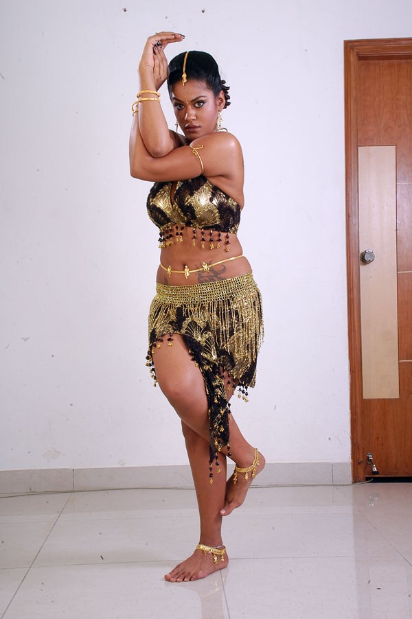 Mumaith Khan Spicy Pictures - 97 / 150 photos