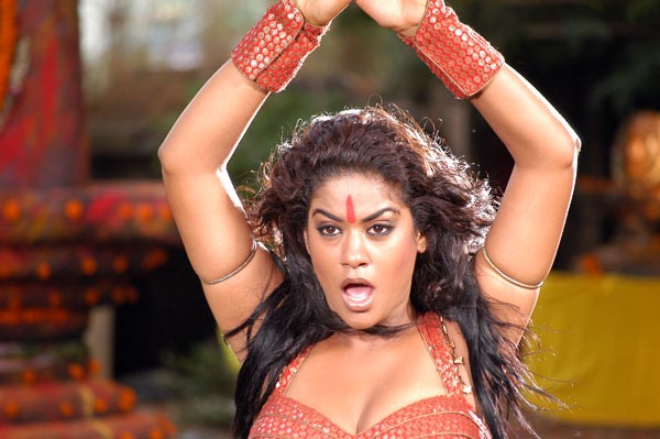 Mumaith Khan Spicy Pictures - 127 / 150 photos