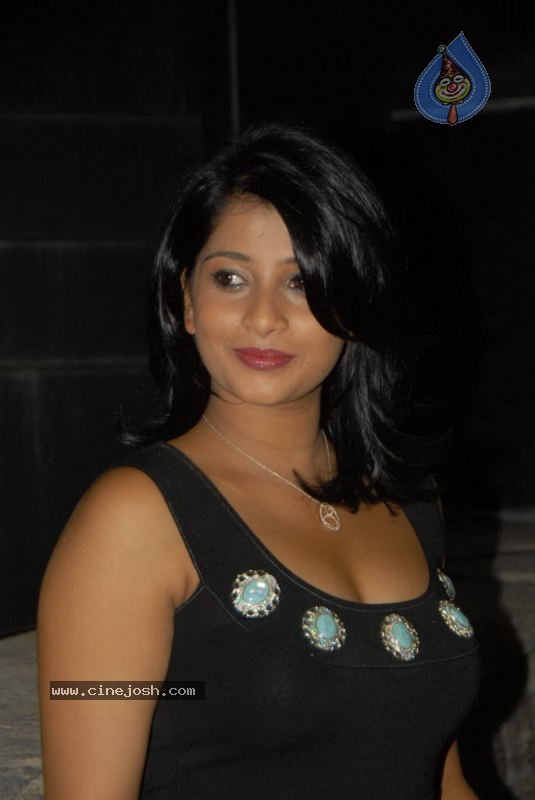 Nadeesha Hemamali Hot Stills - 36 / 41 photos