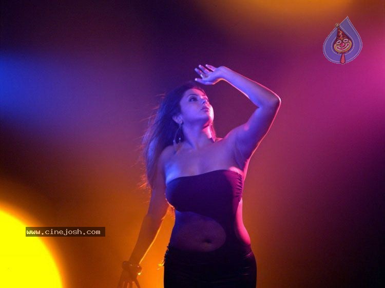 Namitha Hot Pics - 5 / 16 photos