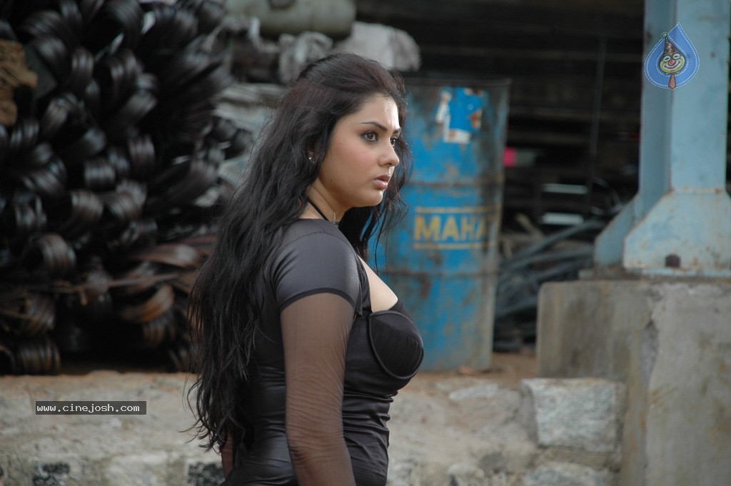 Namitha Hot Stills - 48 / 98 photos