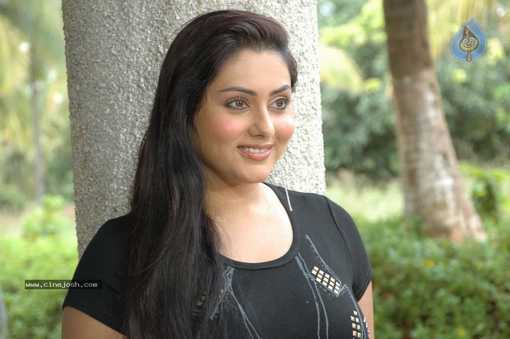 Namitha Hot Stills - 72 / 98 photos