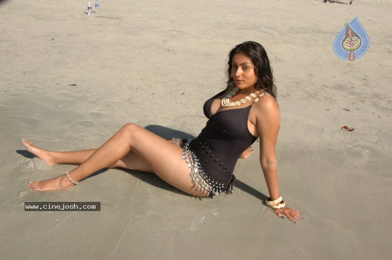 Namitha Spicy Bikini Pics - 92 / 115 photos