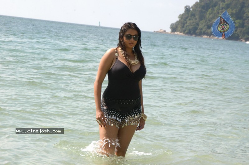 Namitha Spicy Bikini Pics - 103 / 115 photos