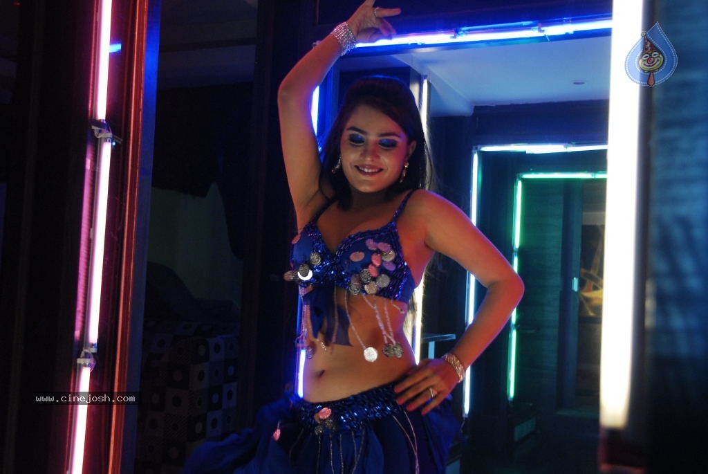 Pooja Hot Stills - 31 / 39 photos