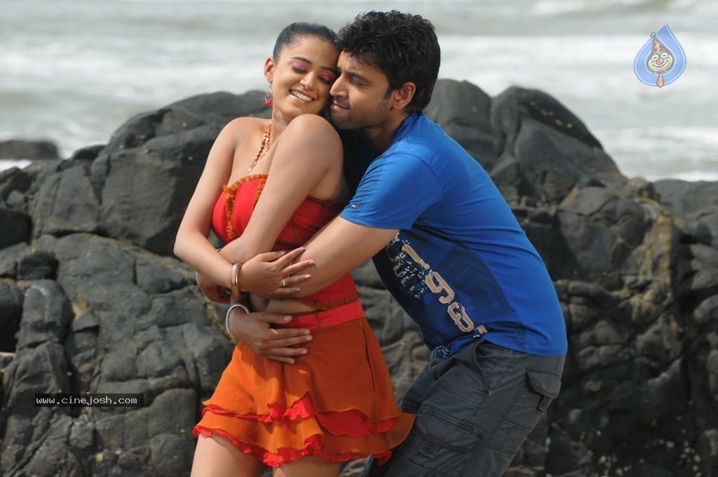 Raaj Movie Spicy Stills - 6 / 37 photos