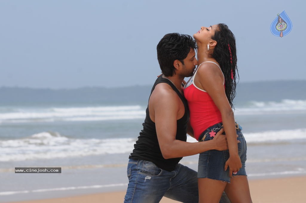 Raaj Movie Spicy Stills - 35 / 37 photos