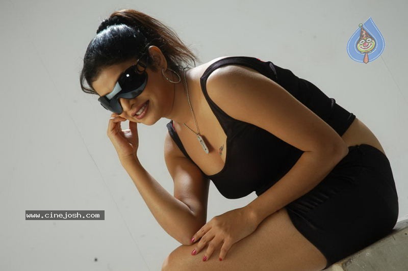 Shobana Naidu Hot Photos - 19 / 56 photos