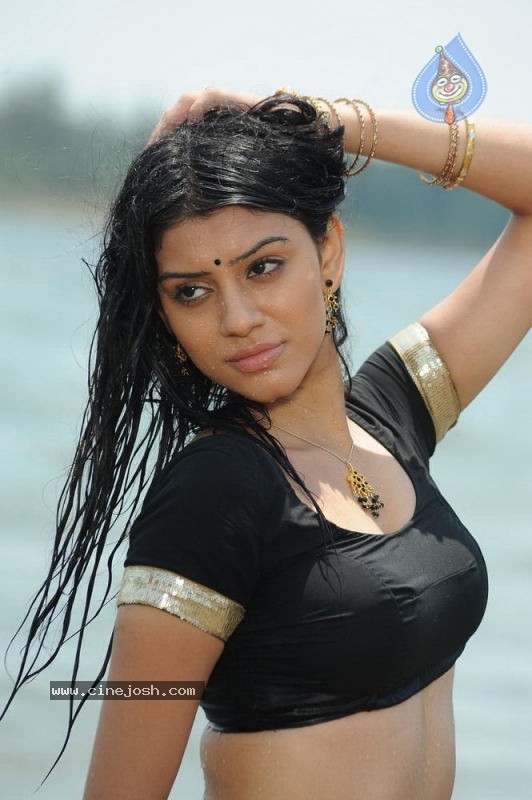 Shobhana Spicy Stills - 14 / 55 photos