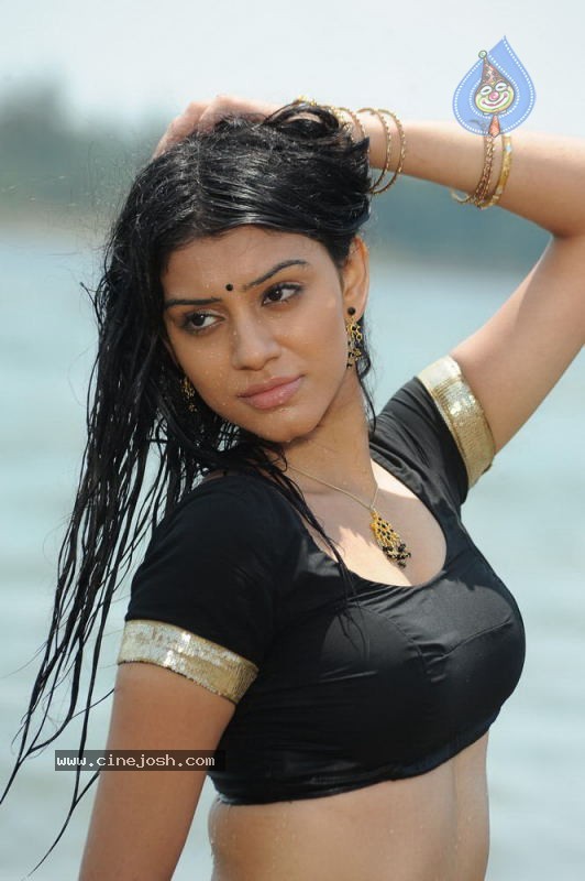 Shobhana Spicy Stills - 38 / 55 photos