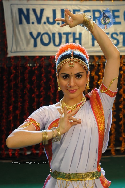 Shraddha Arya Spicy Gallery - 6 / 45 photos