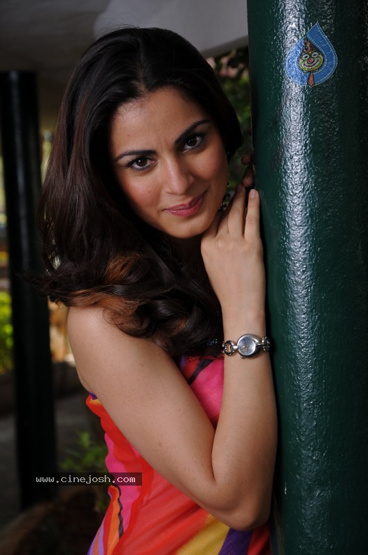 Shraddha Arya Spicy Gallery - 17 / 45 photos