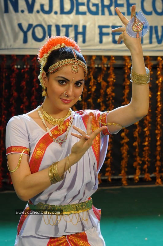 Shraddha Arya Spicy Gallery - 19 / 45 photos