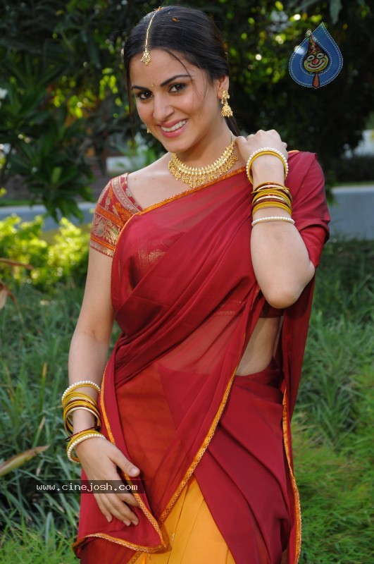 Shraddha Arya Spicy Gallery - 29 / 45 photos