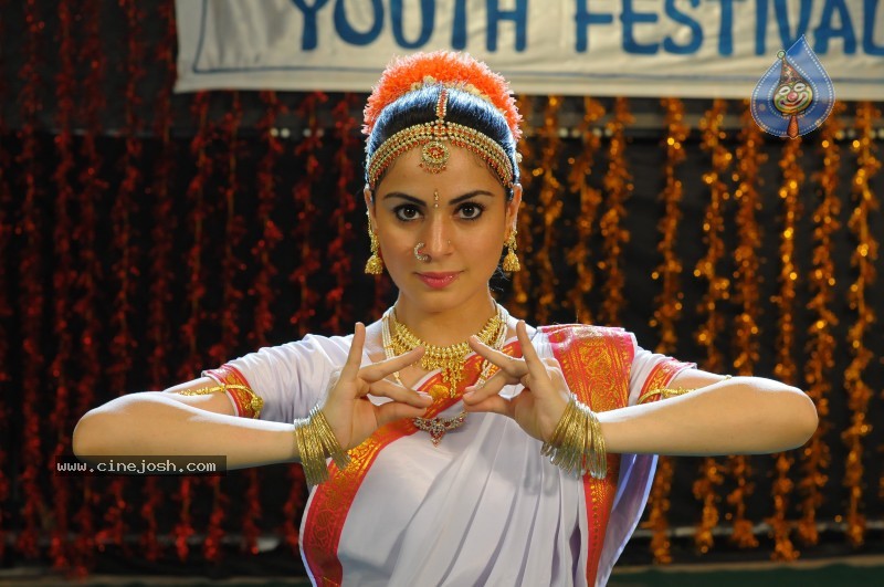 Shraddha Arya Spicy Gallery - 32 / 45 photos