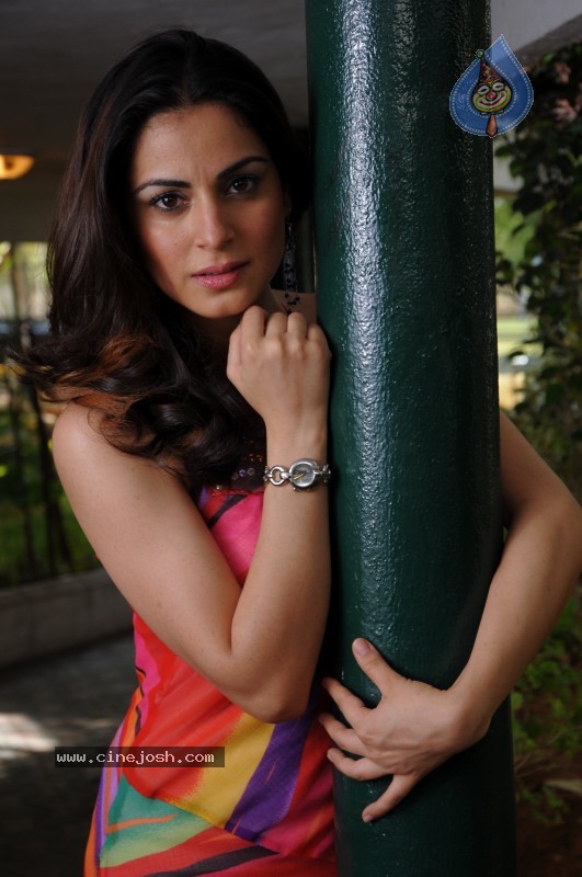 Shraddha Arya Spicy Gallery - 43 / 45 photos