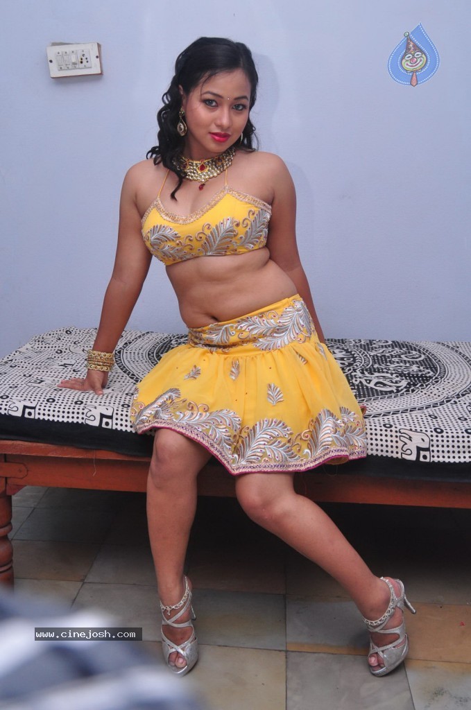 Sneha Spicy Stills - 28 / 85 photos