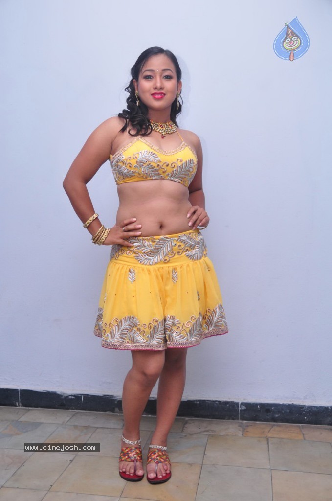 Sneha Spicy Stills - 69 / 85 photos