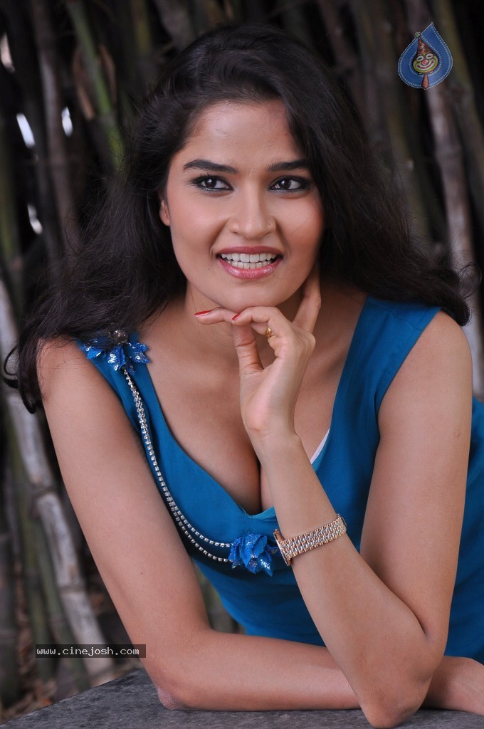 Sneha Thakur Hot Photos - 82 / 117 photos