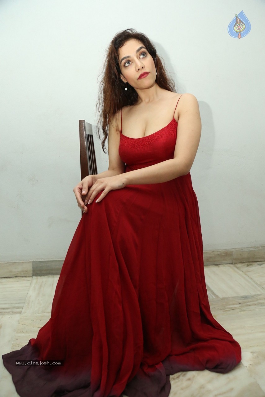 Surabhi Hot Stills - 12 / 78 photos