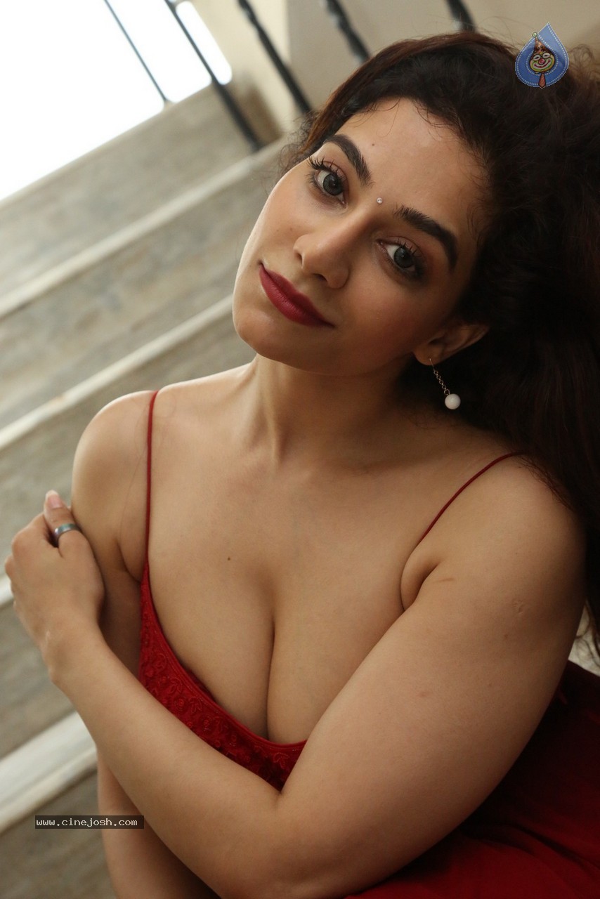 Surabhi Hot Stills - 41 / 78 photos