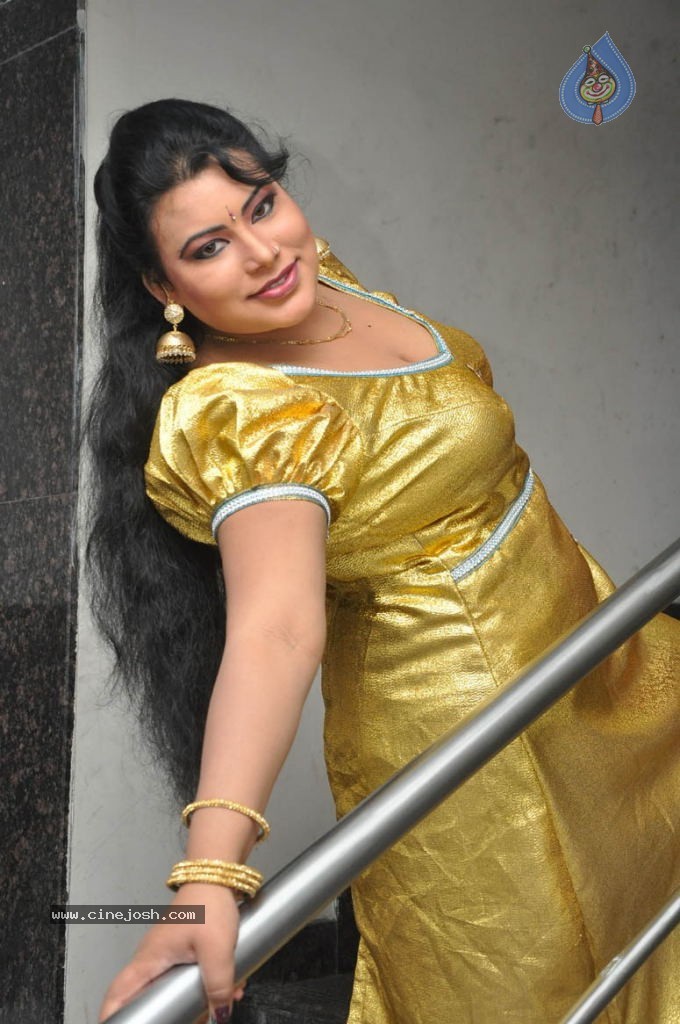 Sushmita Hot Photos - 22 / 30 photos