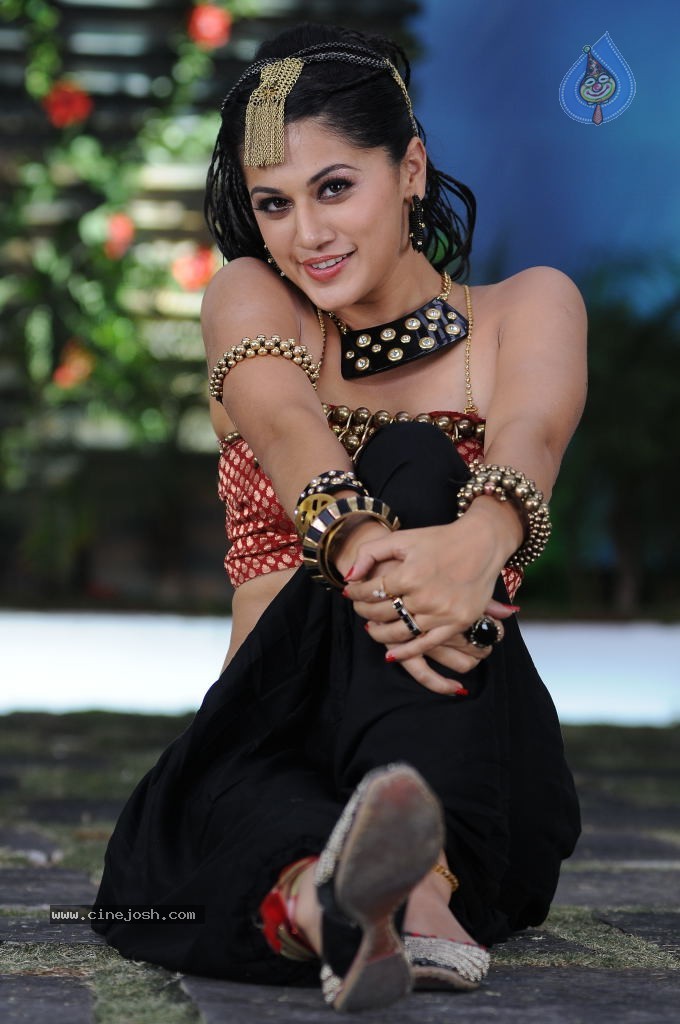 Tapsee Hot Gallery - 47 / 52 photos