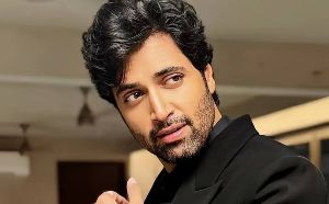 Adivi Sesh  to make Bollywood debut