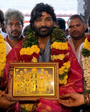 Dhanush prays at Tiruvannamalai temple