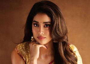 Did Janhvi oppose Peddi scenes, Actor Gayatri exposes her