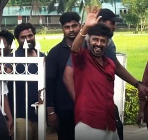 Rajinikanth arrives in auto for Dharman shoot