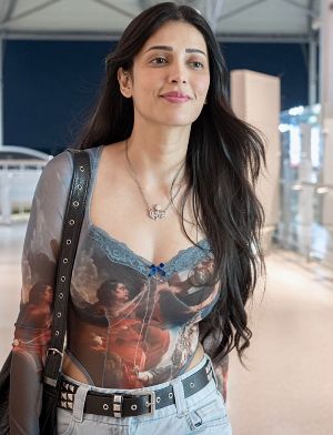 Shruthi Haasan Awaiting Strong Role For Comeback