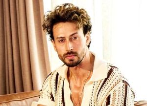  Tiger Shroff enters sets after the shooting