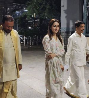 Trisha reaches Vijay house to celebrate his victory