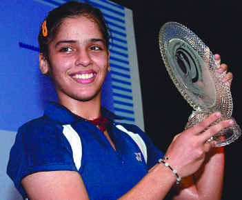 CM presents Rs 20 lakh cheque for Saina 