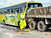 10 hurt in road mishap