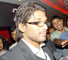 Hot TV anchor touching Allu Arjun here and there.