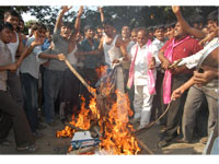 Telangana bandh turns  violence