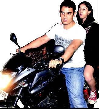 Aamir Khan makes the pretty girl happy