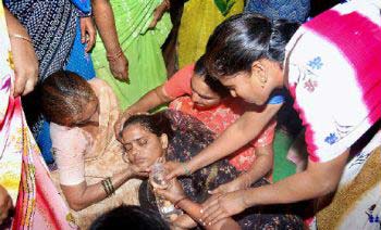 Varalakshmi set on fire for resisting rape