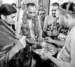 Governor offers prayers at Mahotsavan in Nandigama