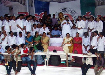 Jagan ends Rythu Deeksha, blasts govt for neglecting farmers