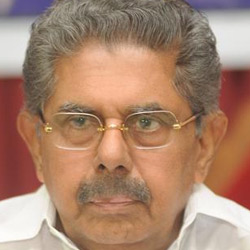 Vayalar Ravi submits report to Sonia Gandhi on AP's situation